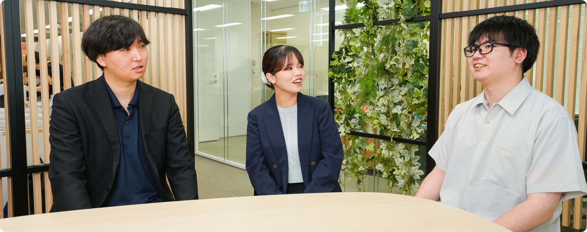 新卒入社から2年目を迎えた3名が談笑する様子