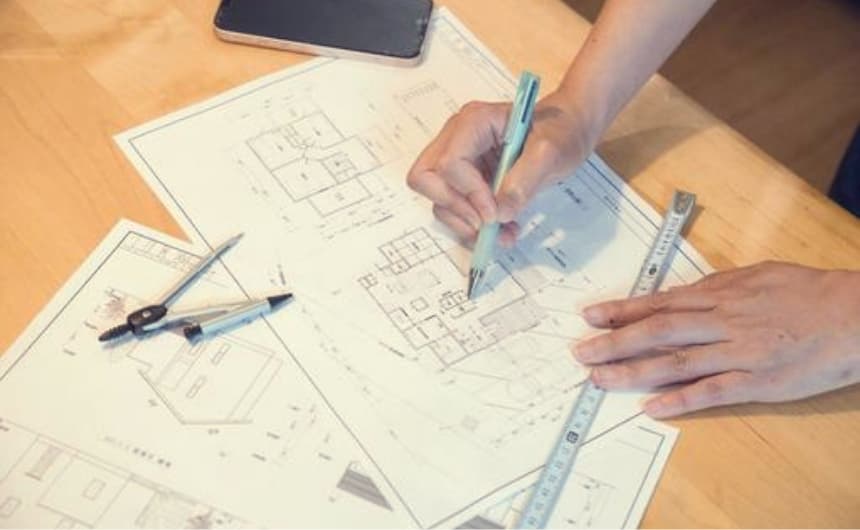 設計図を書く様子