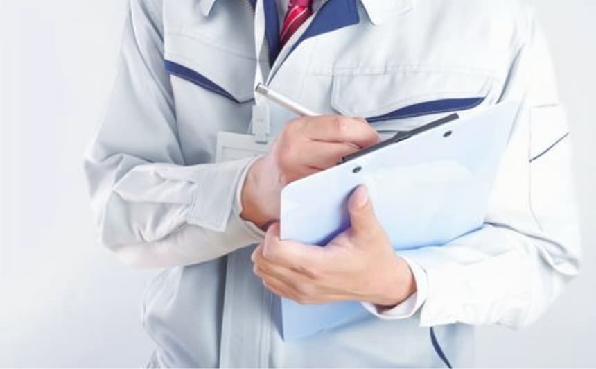 メモを取る施工管理者の手元の様子