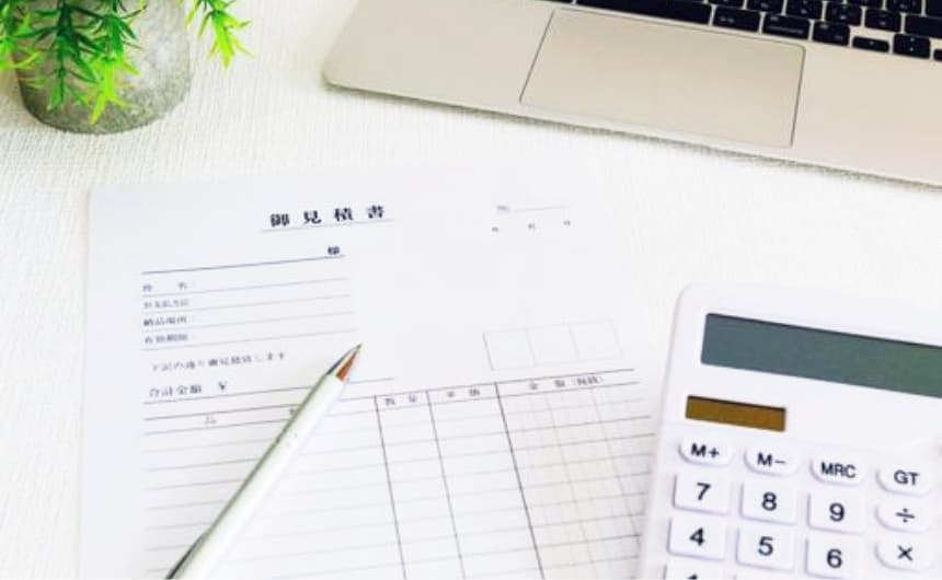 グラフが書かれた資料とキーボード