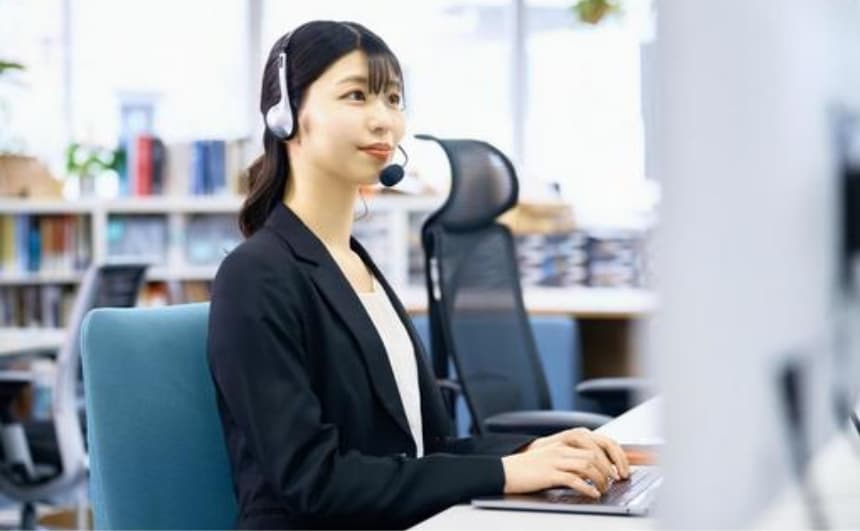 スーツを着たコールセンターの女性